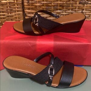 NWOB Italiana Black decorative, buckle, Mule/Slide Sandals made in Italy 9M